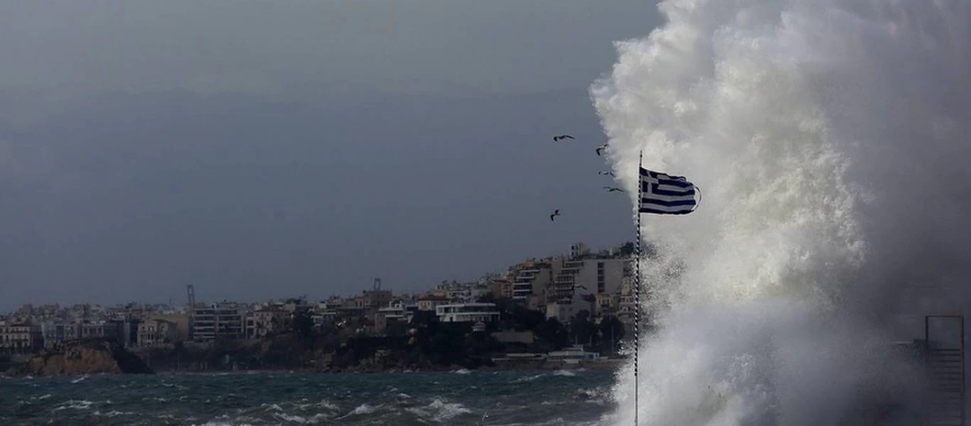 Κακοκαιρία σαρώνει το Αιγαίο- Το Blue Star Naxos παλεύει με τα κύματα (βίντεο)